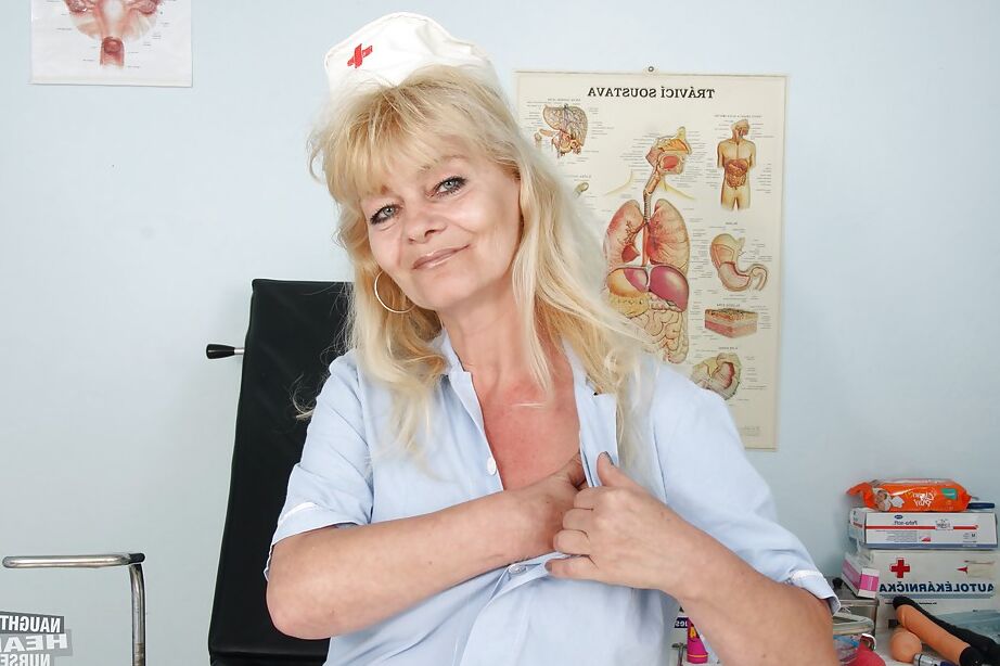 16P Dreckige Oma in Krankenschwesteruniform masturbiert ihre Möse mit Spielzeug