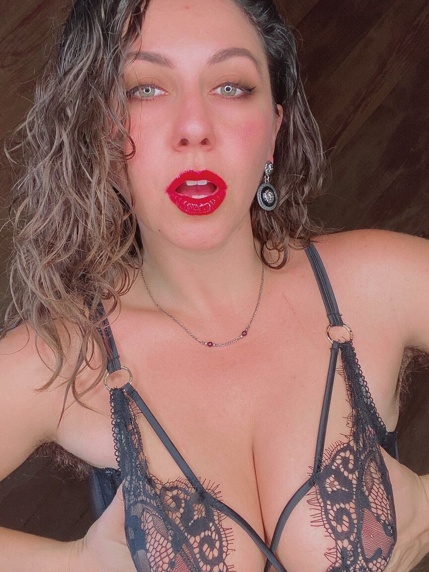 21P Stunner com batom vermelho Nikki Silver mostra seus pés com meias