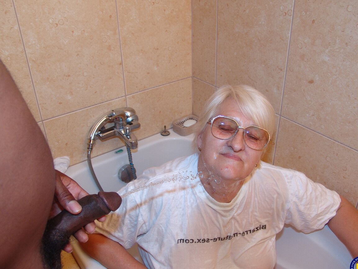 21P Sofie, de 60 anos, fica chateada e fodida por um adolescente negro