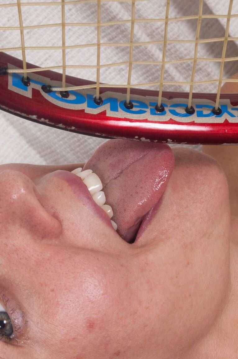 18P A tenista amadora Valentine se despindo e tocando os lábios de sua boceta peluda