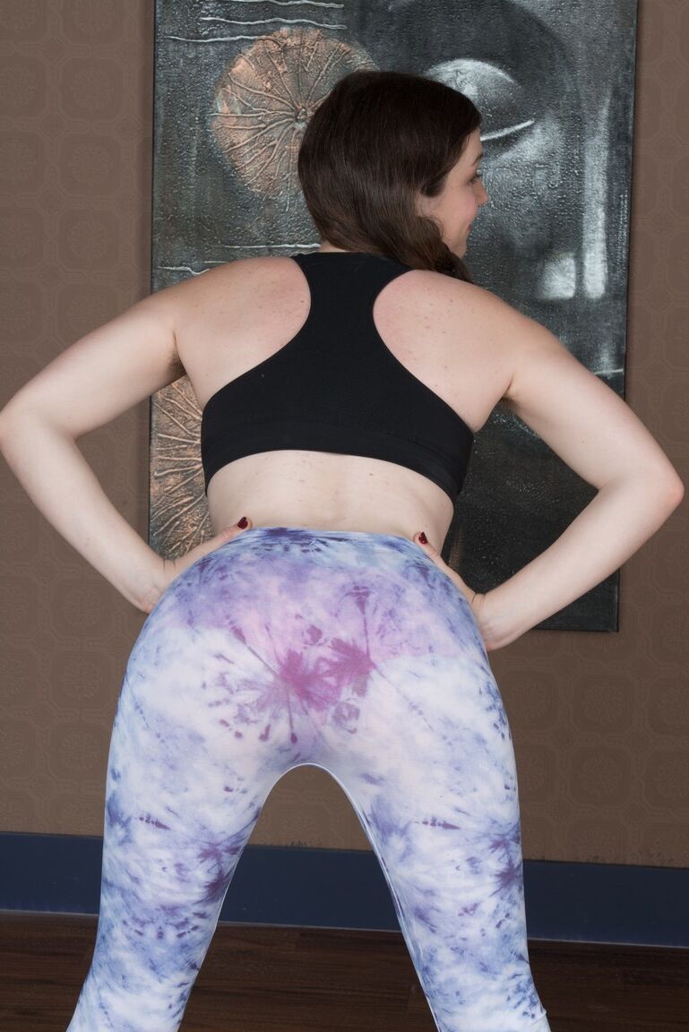 17P Flexy yogi Mahonia flaunts armpit hair & fuzzy ass in naked downward dog
