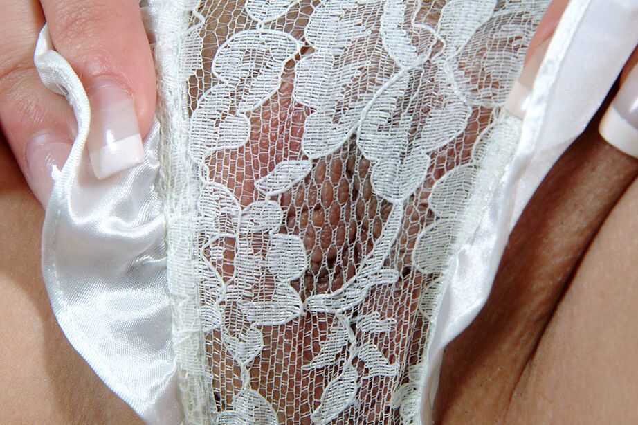 16P, première asiatique, Sandy, enlève sa lingerie en dentelle avant d'étirer ses lèvres.