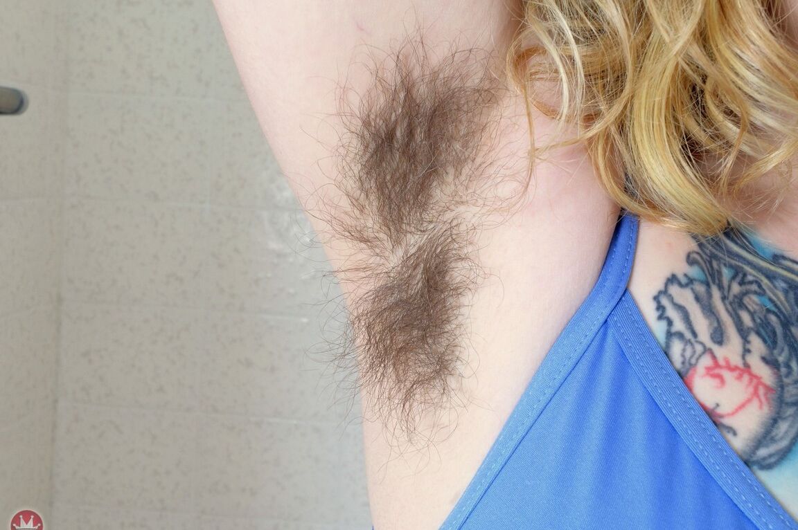 21P Die tätowierte Amateurin Felicia Fisher zeigt ihre haarigen Achselhöhlen und ihren Biber