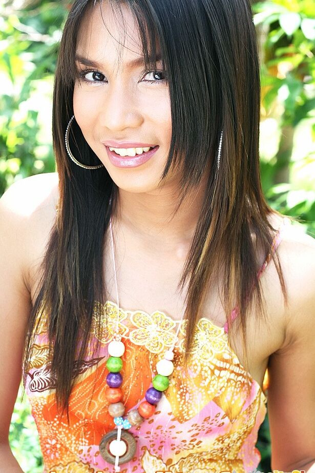 15P Babe Donut Manatchanok se desnuda al aire libre