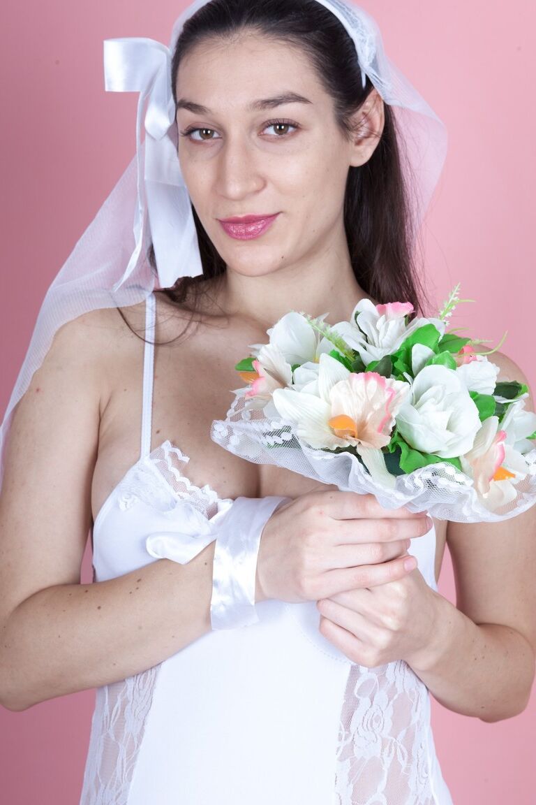 18P Die vollbusige Amateurbraut Janetta zieht ihre sexy Dessous aus