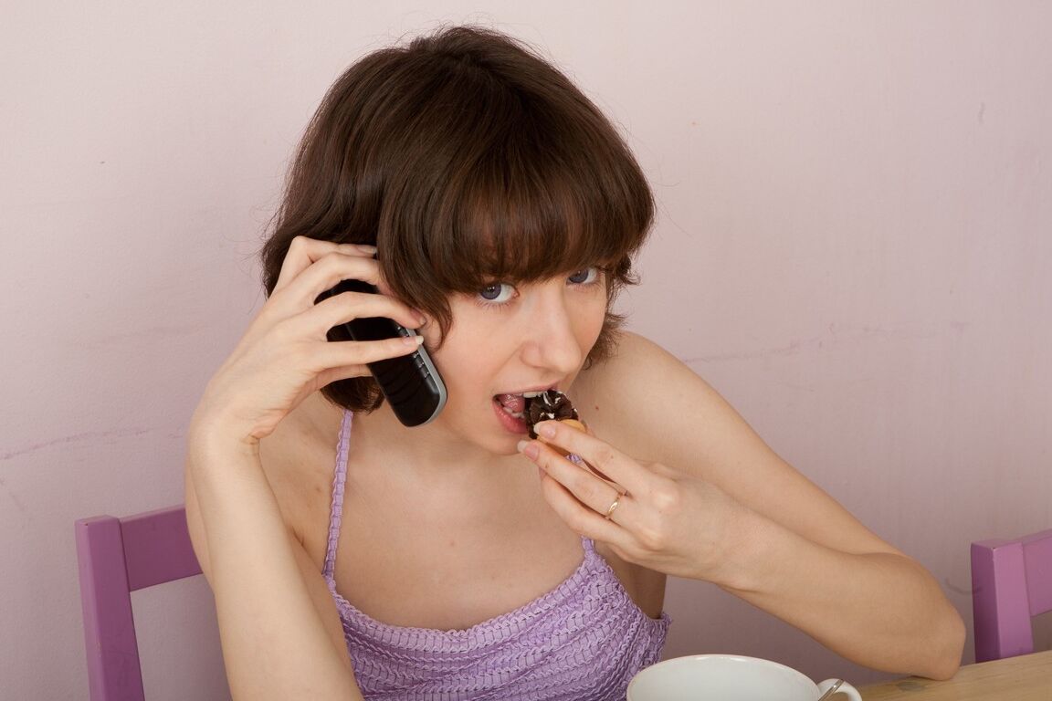 21P La petite poupée amateur Miki écarte sa chatte poilue en posant dans ses bas