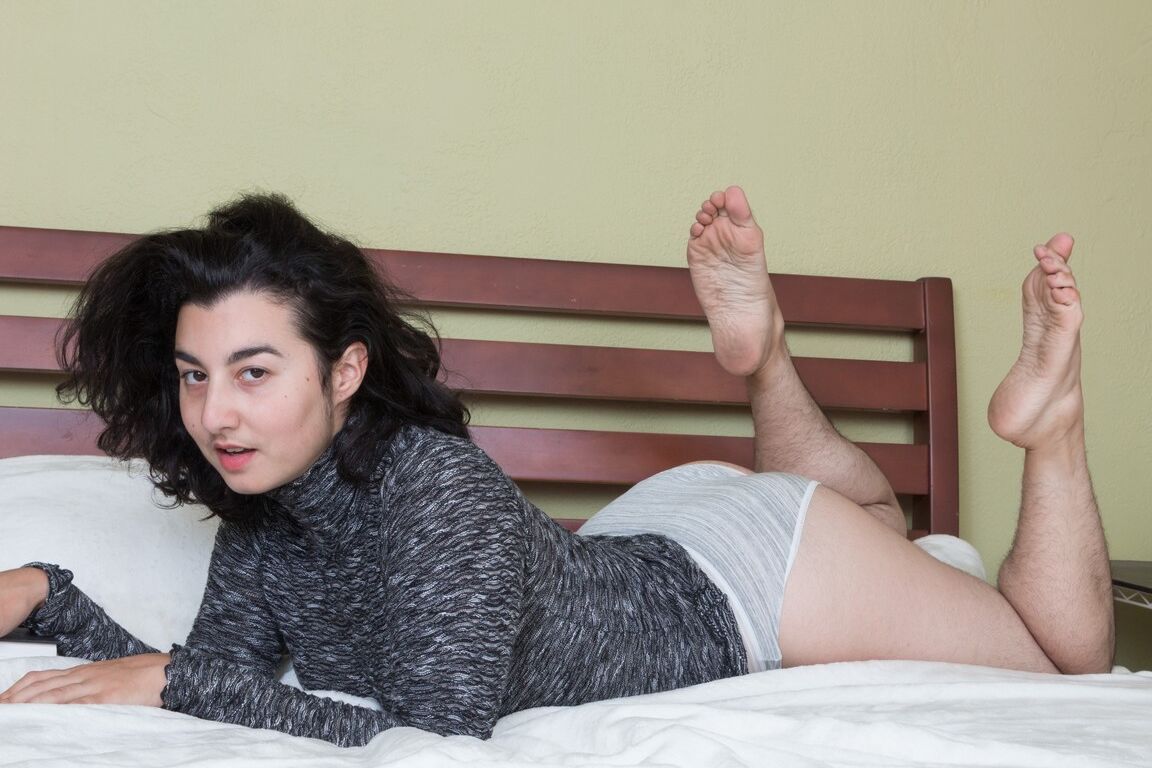17P Esposa morena com peitos grandes Wara revela seu cu peludo e vagina espessa