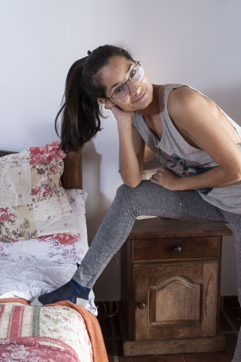 21P Nerdy amador Tiffany revela seus longos beliscões duros e buceta peluda em uma cama