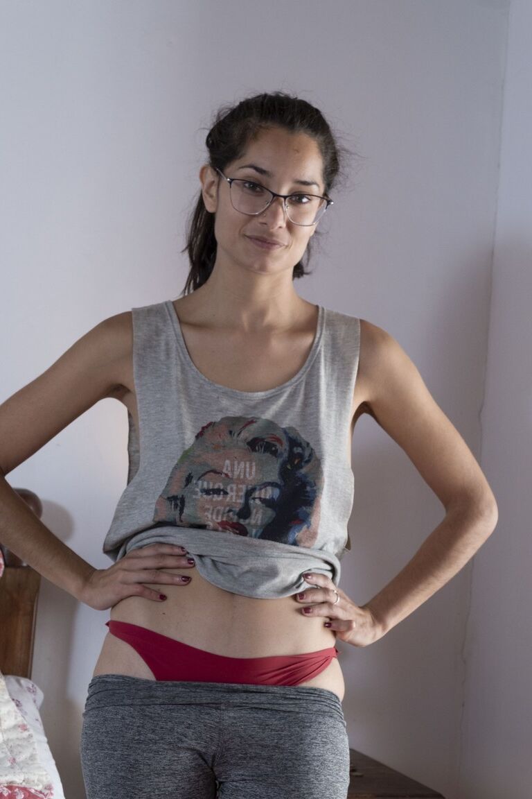 21P Nerdy amador Tiffany revela seus longos beliscões duros e buceta peluda em uma cama