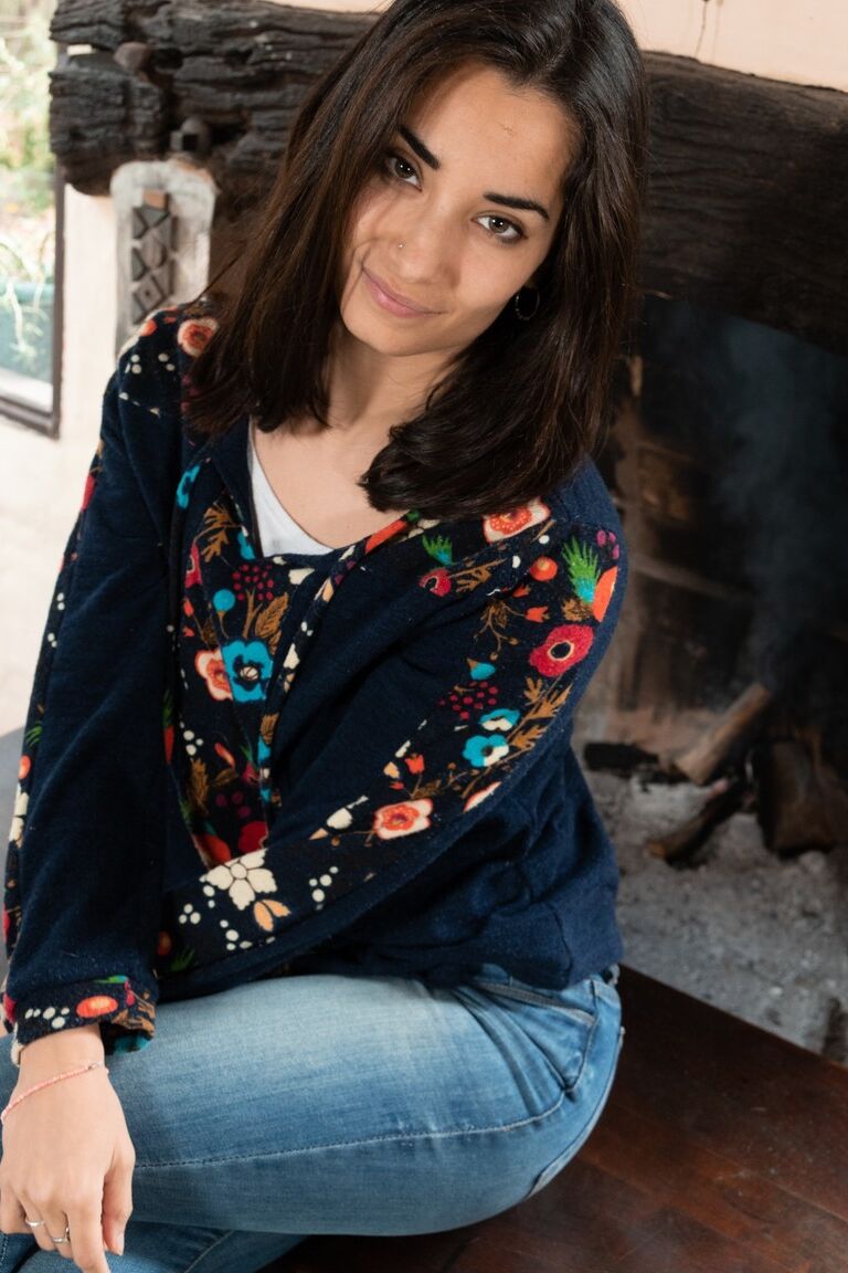 21P Atemberaubende Brünette in Jeans Tiffany zieht sich aus, um ihre unwiderstehlich haarige Muschi zu zeigen