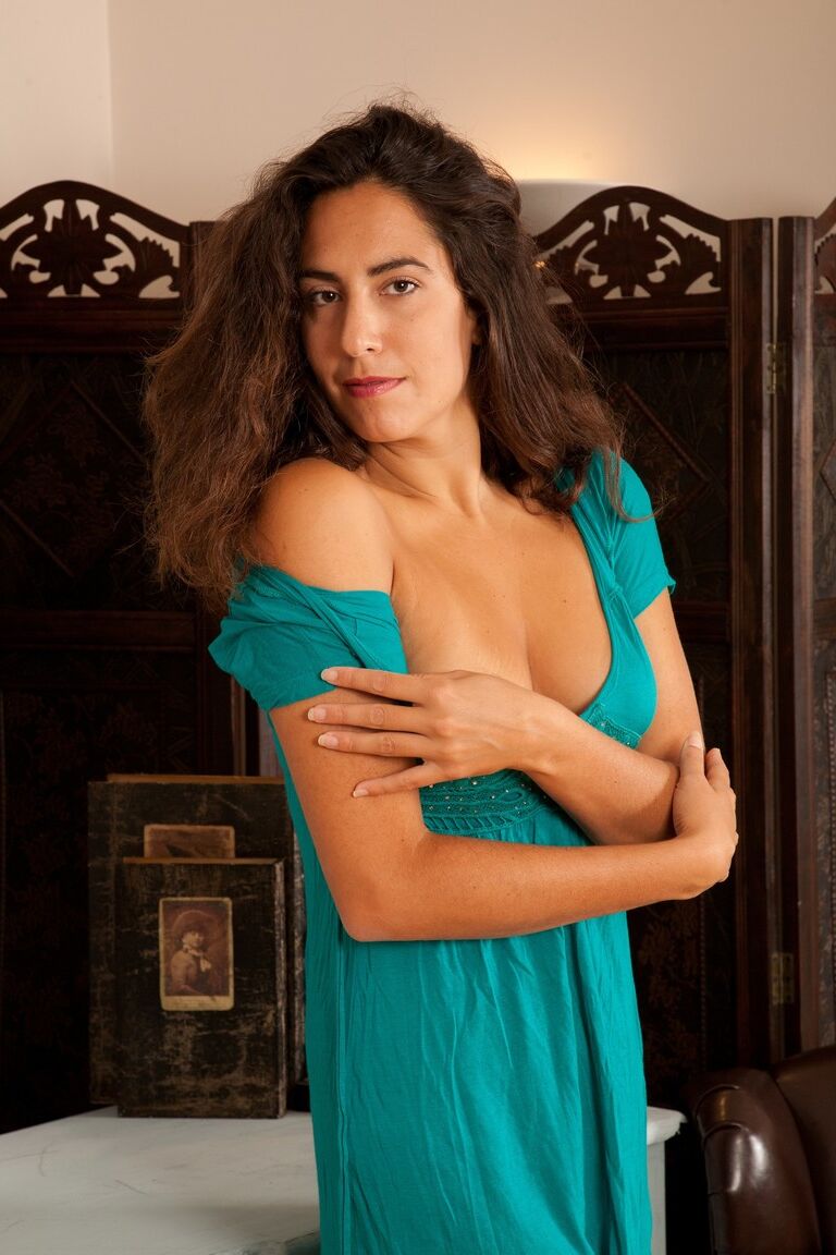 21P Dulce morena amateur hace alarde de su cuerpo delgado
