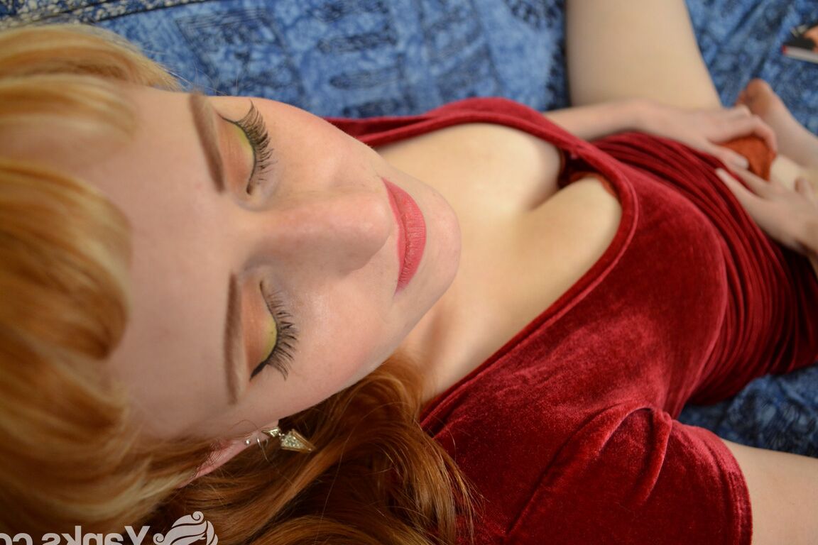 15P Daphne Wake Explores Her Seductive Self