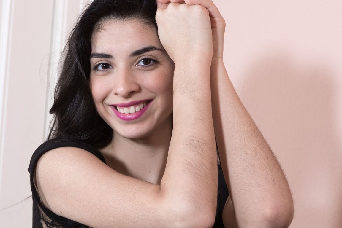 16P Die dunkelhaarige Ornella beugt sich vor, um ihre superpelzige Muschi zur Schau zu stellen
