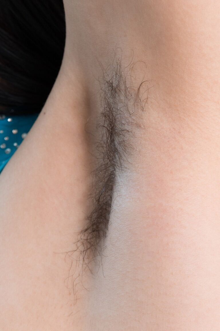 21P A charmosa morena Bellavitana revela seu corpo peludo