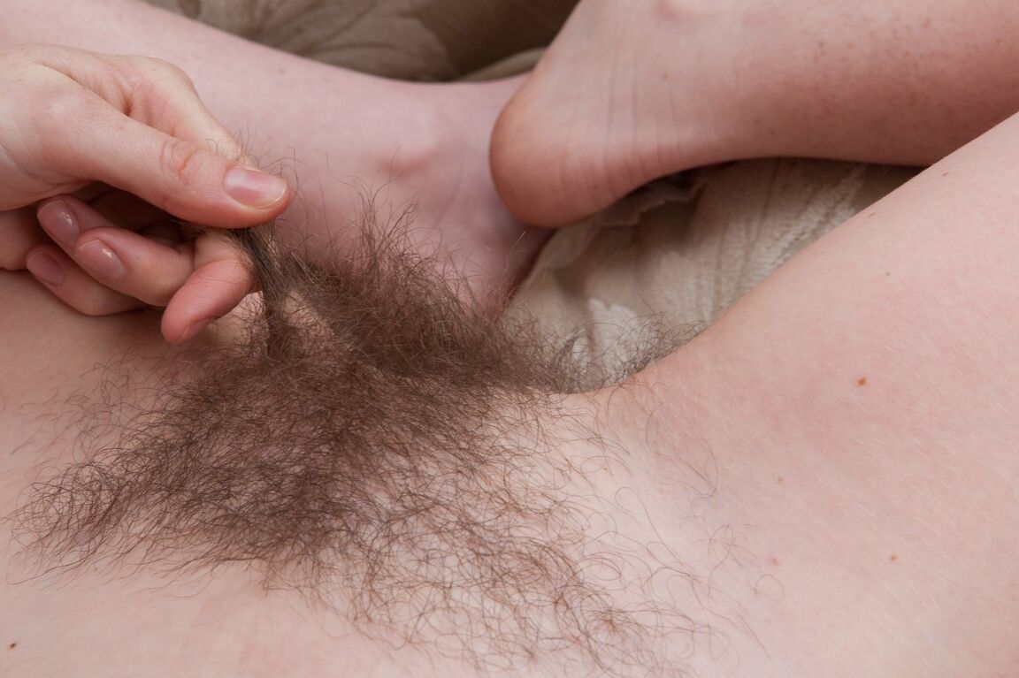 21P 貧乳ブルネットのテルマ・スリーズがヌードを脱いでふさふさした陰部を誇示