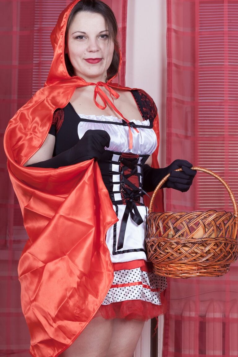 18P Morena sedutora com seios naturais Ellariya Rose brinca com sua buceta peluda