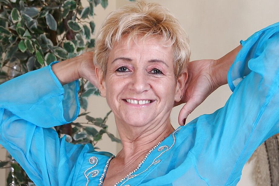16P Abuela rubia lujuriosa desnudándose y exponiendo sus partes íntimas peludas