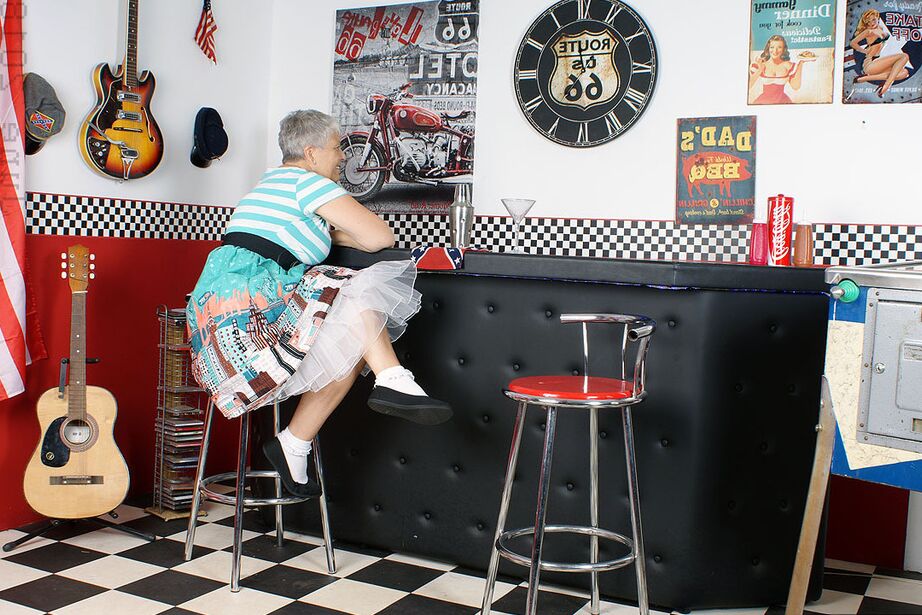 18P A velha americana Savana expõe sua bunda grande no bar do porão