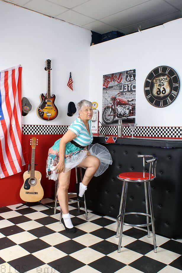 18P A velha americana Savana expõe sua bunda grande no bar do porão