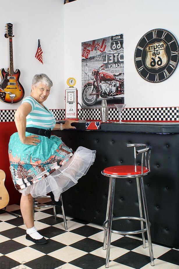 18P A velha americana Savana expõe sua bunda grande no bar do porão