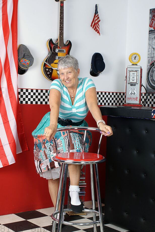 18P A velha americana Savana expõe sua bunda grande no bar do porão