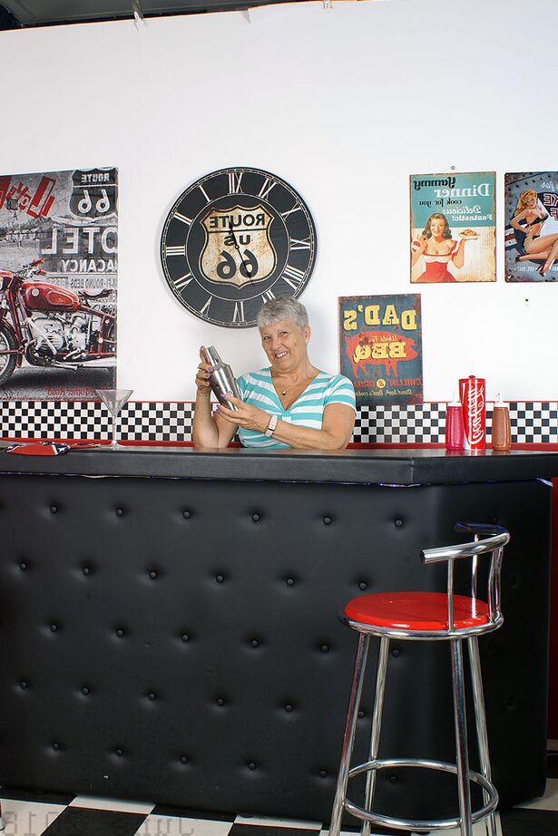 18P A velha americana Savana expõe sua bunda grande no bar do porão