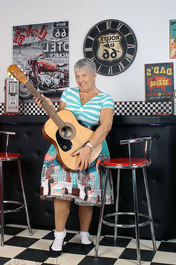 18P A velha americana Savana expõe sua bunda grande no bar do porão
