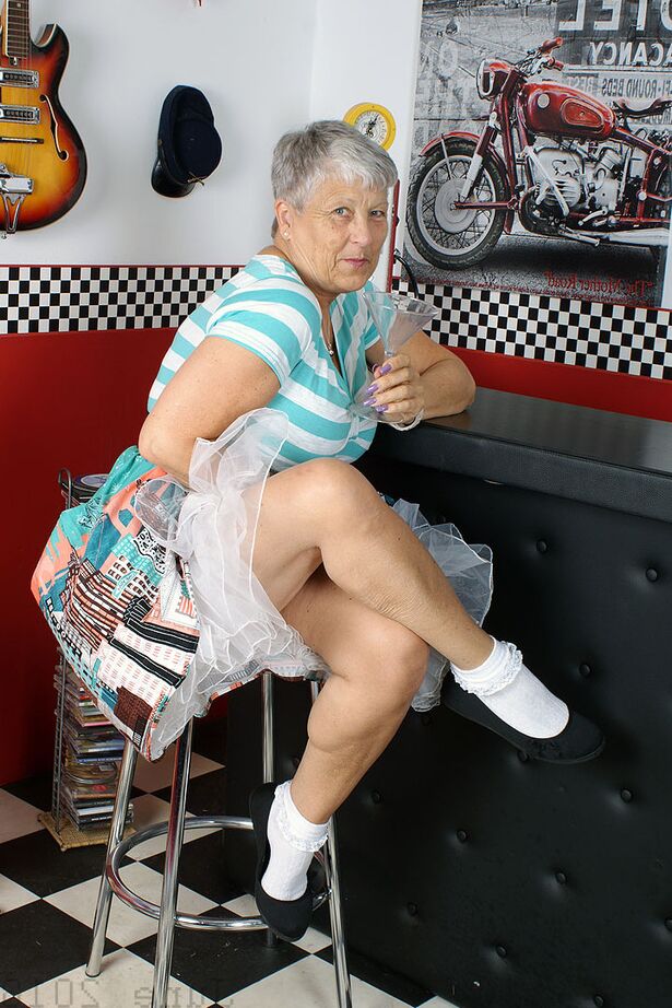 18P A velha americana Savana expõe sua bunda grande no bar do porão
