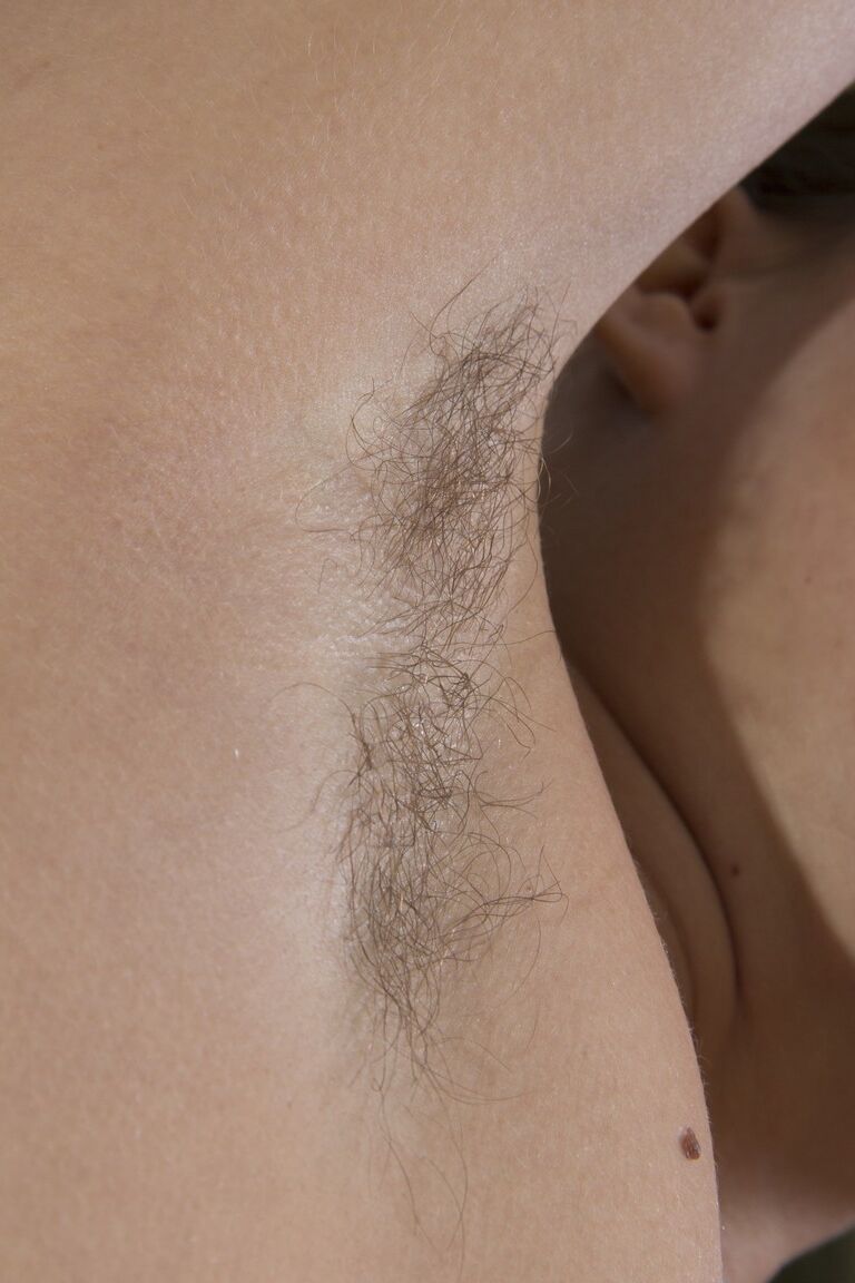 20P La morena amateur Lita se desnuda y abre su vagina peluda mientras hace ejercicio