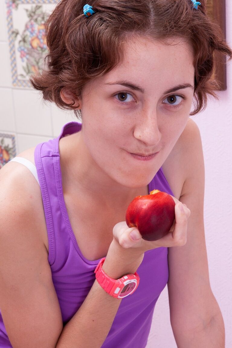 18P La dama completamente natural Alisa se desnuda en la cocina