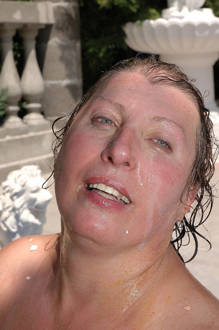 20P Amateur MILF Hottie Molly bläst einen großen Schwanz und wird im Freien gerammt