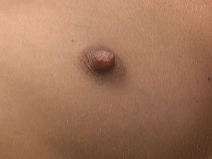 21P 小さな乳首を持つ痩せ型のママ、ロリ・アンダーソンが毛むくじゃらの腕を見せてオナニー