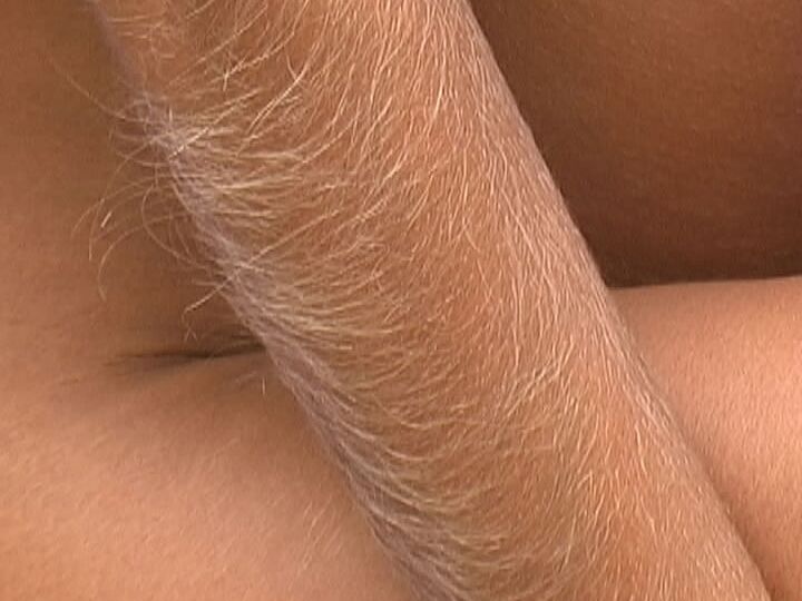 21P 小さな乳首を持つ痩せ型のママ、ロリ・アンダーソンが毛むくじゃらの腕を見せてオナニー