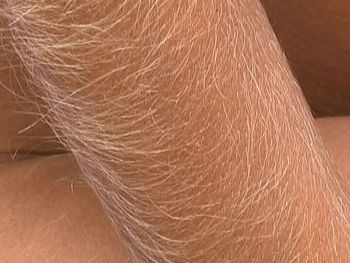21P 小さな乳首を持つ痩せ型のママ、ロリ・アンダーソンが毛むくじゃらの腕を見せてオナニー