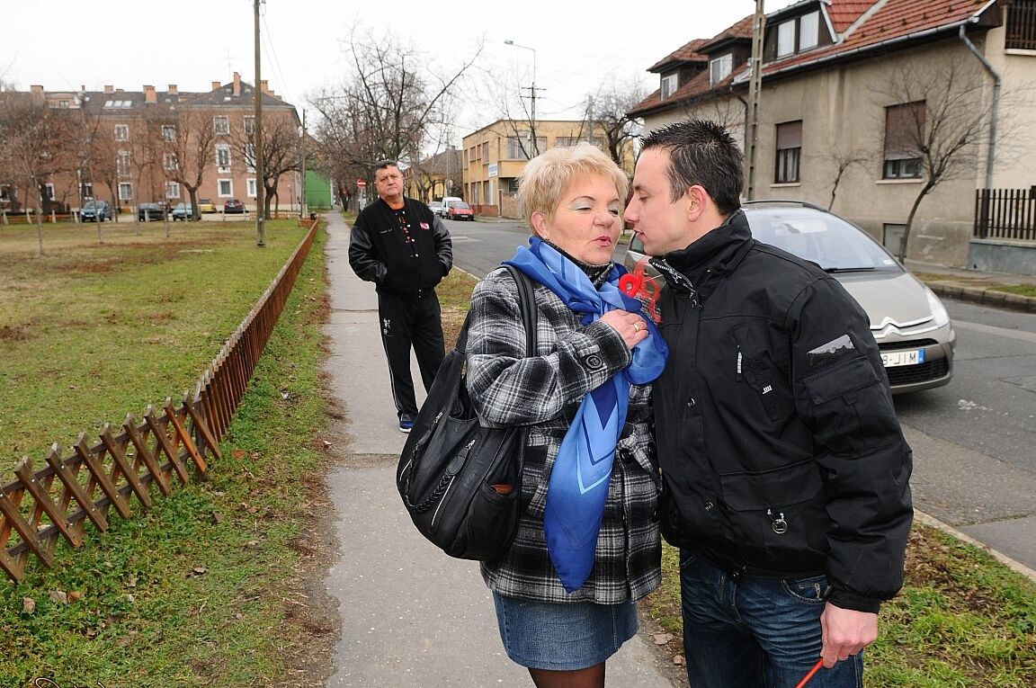 18P Die geile blonde Oma Lady Bella spreizt ihre haarige Muschi für Alt-Jung-Verkehr