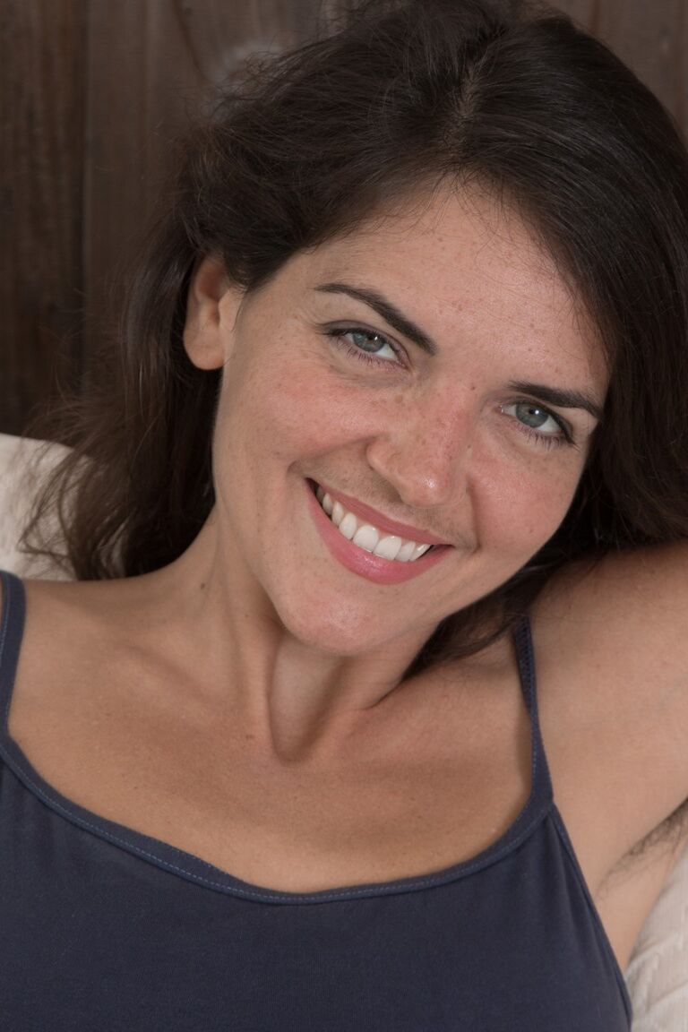 18P A morena atraente Katie Z exibe suas axilas peludas