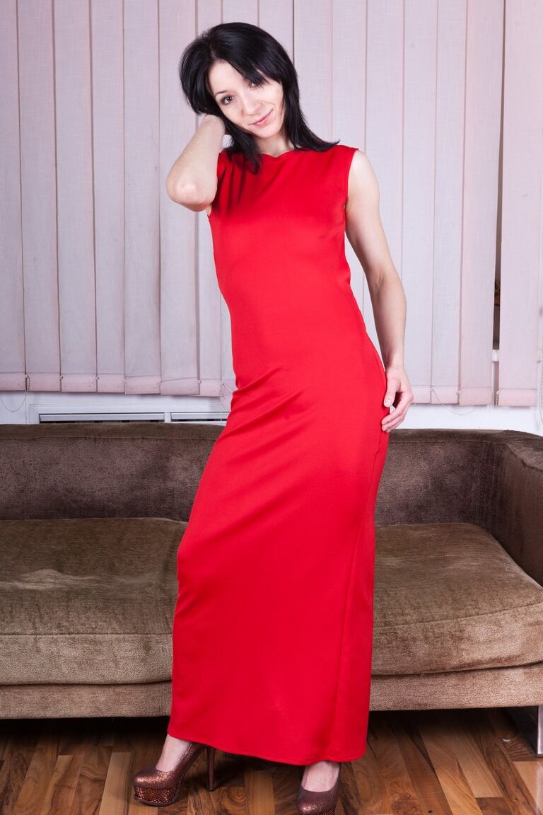 18P Linda garota com peitos pequenos Eva Lisana tira vestido