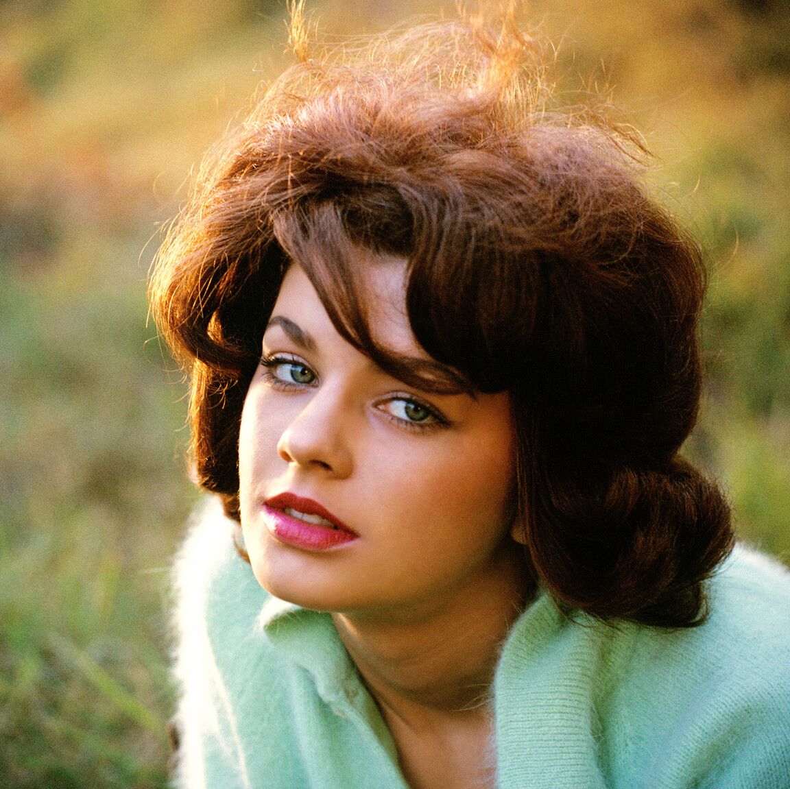 10P La belle Nancy Nielsen adore montrer son beau corps naturel
