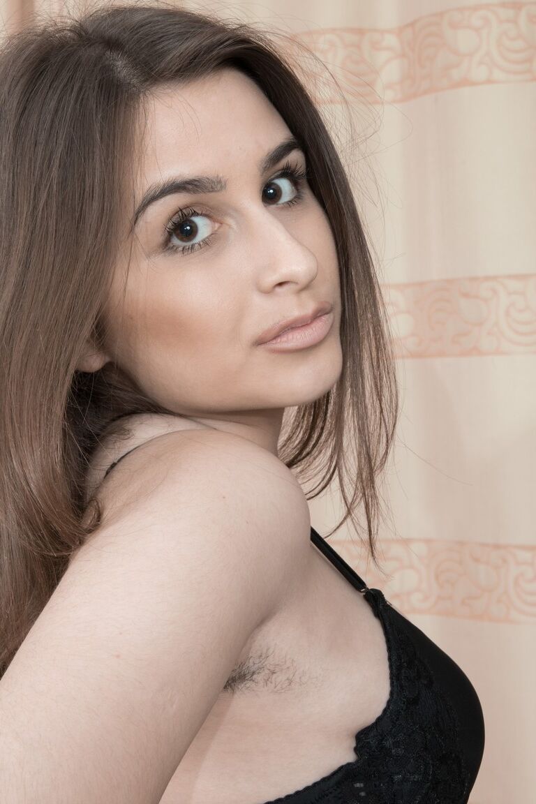 21P A bela ucraniana Penelope Fiore exibe uma bunda sexy