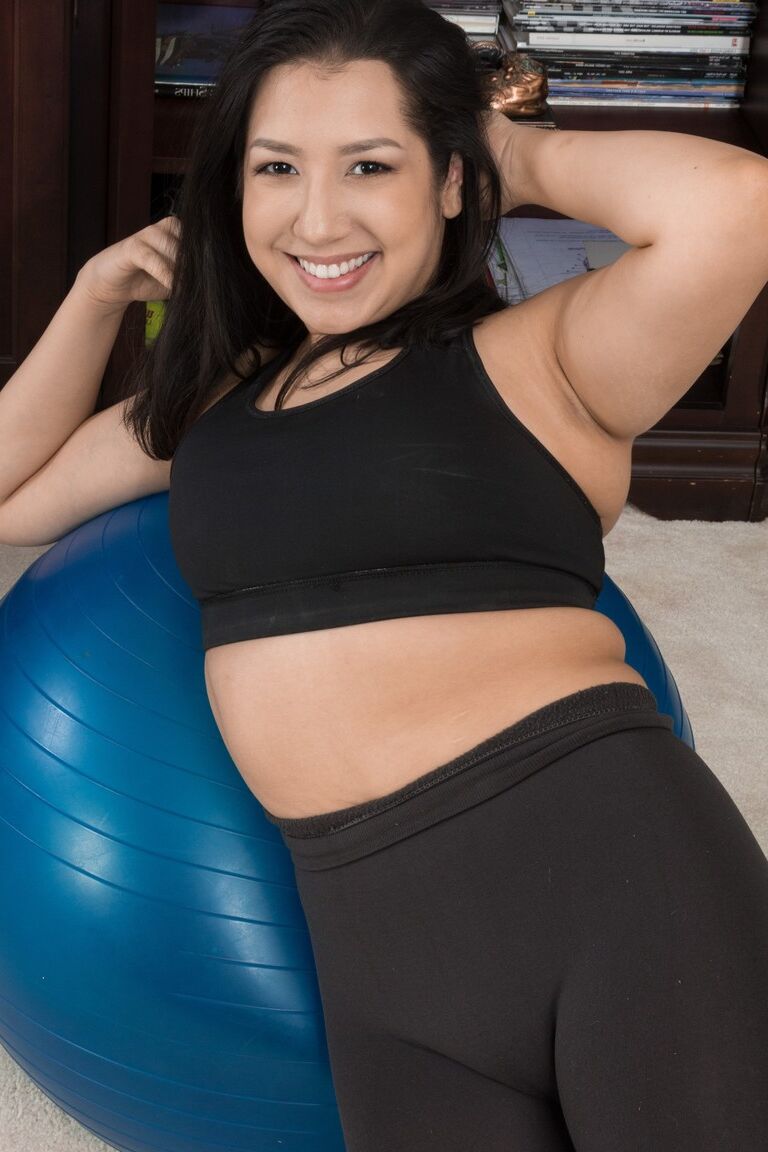 21P Charming Stacie Rose strips and shows her hairy cunt while working out