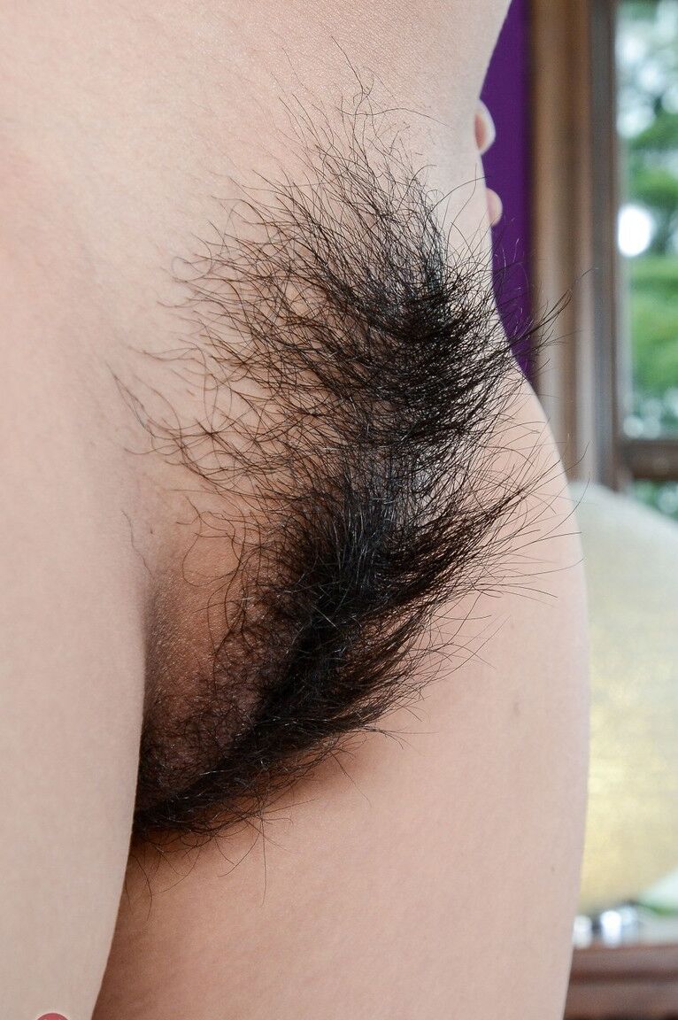 21P A fofa asiática Omorose de quatro exibindo seu cu com barba por fazer