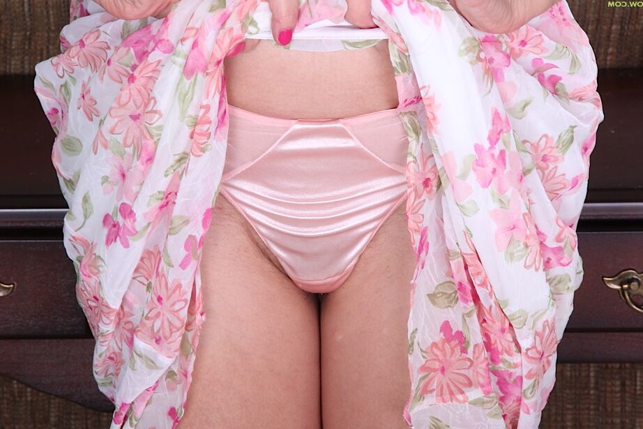 16P Mulher madura com tesão Mandona Ryder posando em sua calcinha sexy de vovó