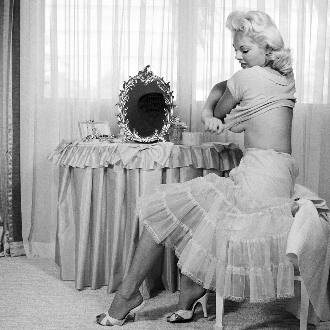 11P La jolie américaine Lisa Winters se déshabille et prend un bain dans une scène vintage