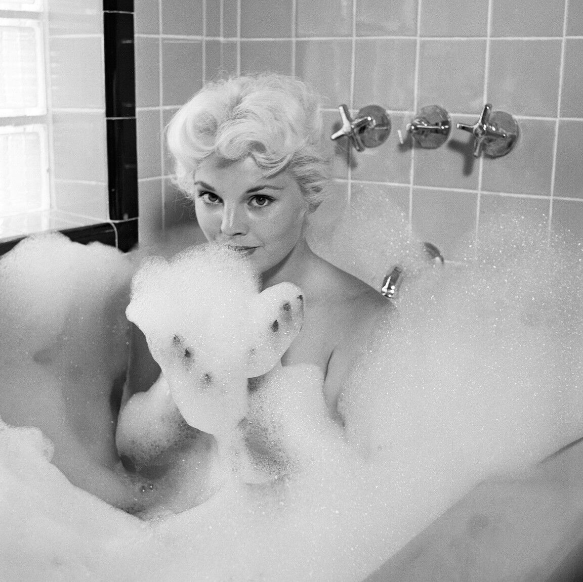 11P La jolie américaine Lisa Winters se déshabille et prend un bain dans une scène vintage