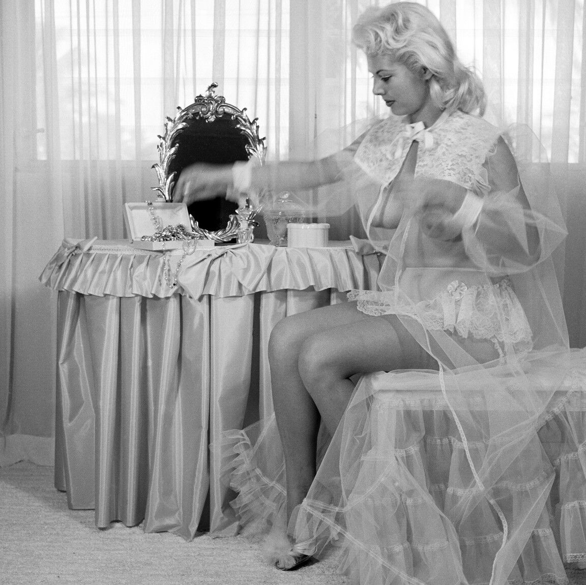 11P La jolie américaine Lisa Winters se déshabille et prend un bain dans une scène vintage