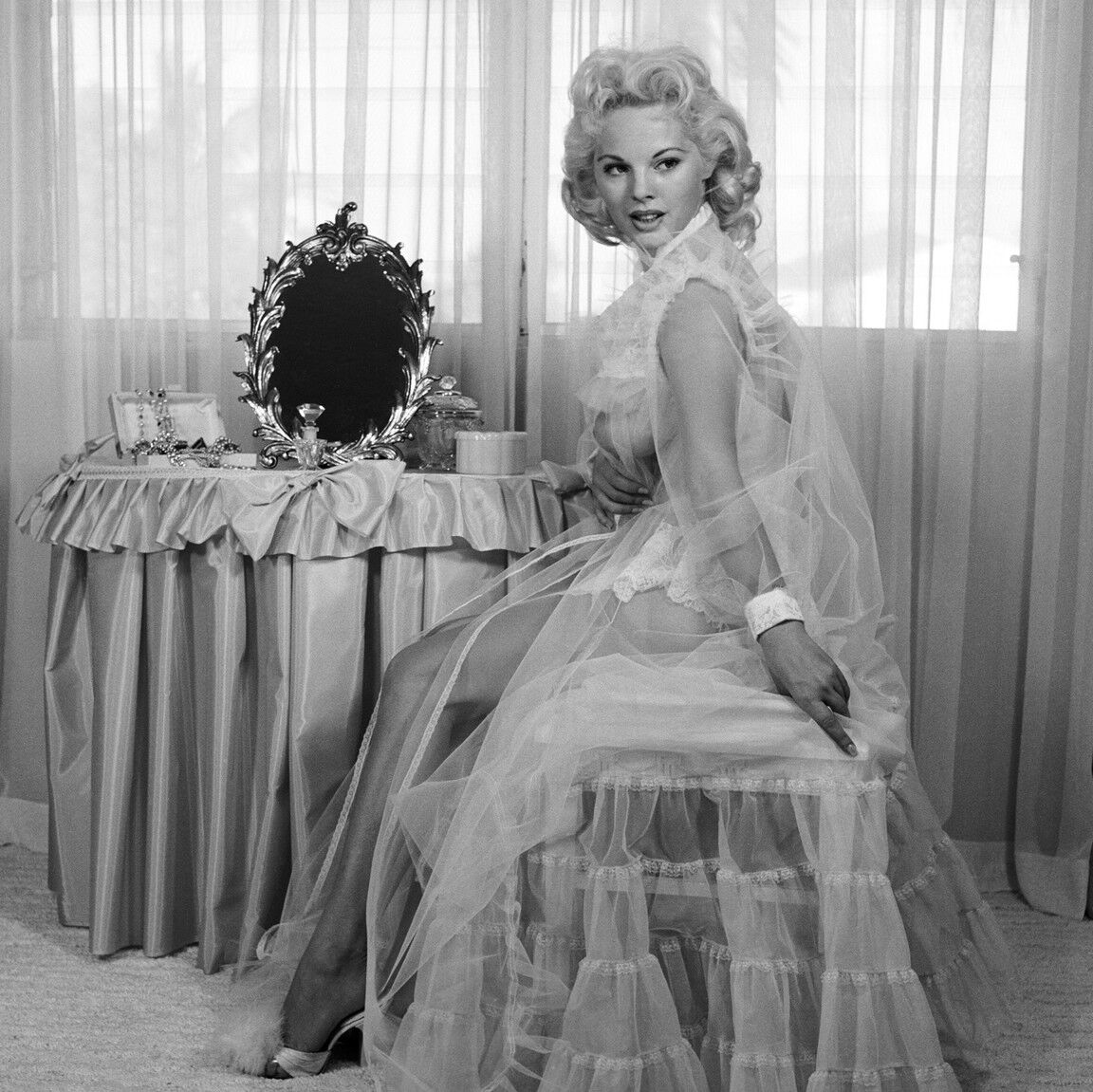 11P La jolie américaine Lisa Winters se déshabille et prend un bain dans une scène vintage