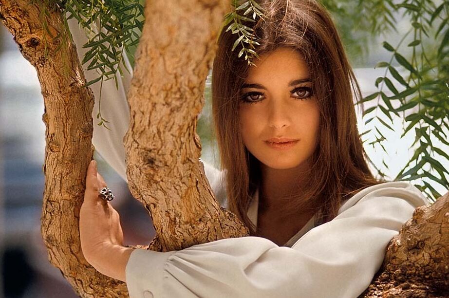 16P Das braunhaarige 70er-Jahre-Model Jennifer Liano stellt ihre großen natürlichen Brüste zur Schau