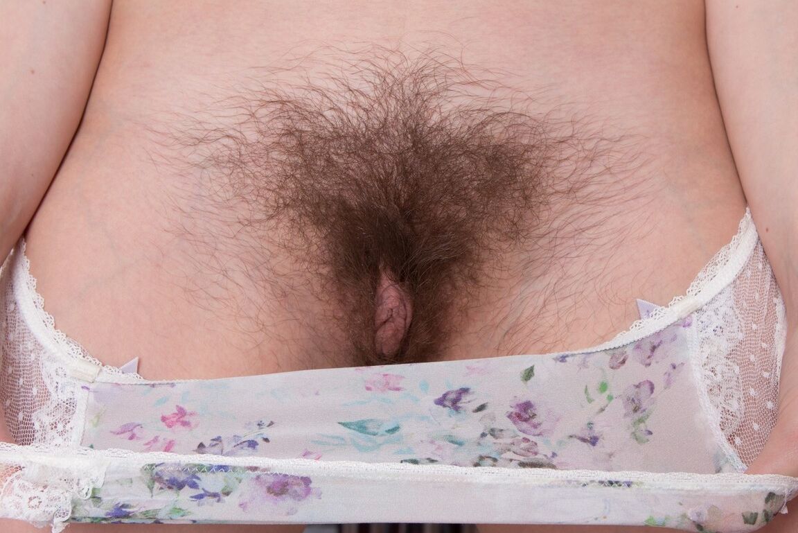 14P Solo-Girl Vanessa V zieht sich nackt aus, um ihre ganz natürliche Muschi zu zeigen