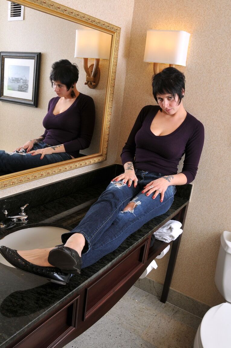 20P Short haired chick Luna poses in the bathroom and rubs her hairy cunt nicely