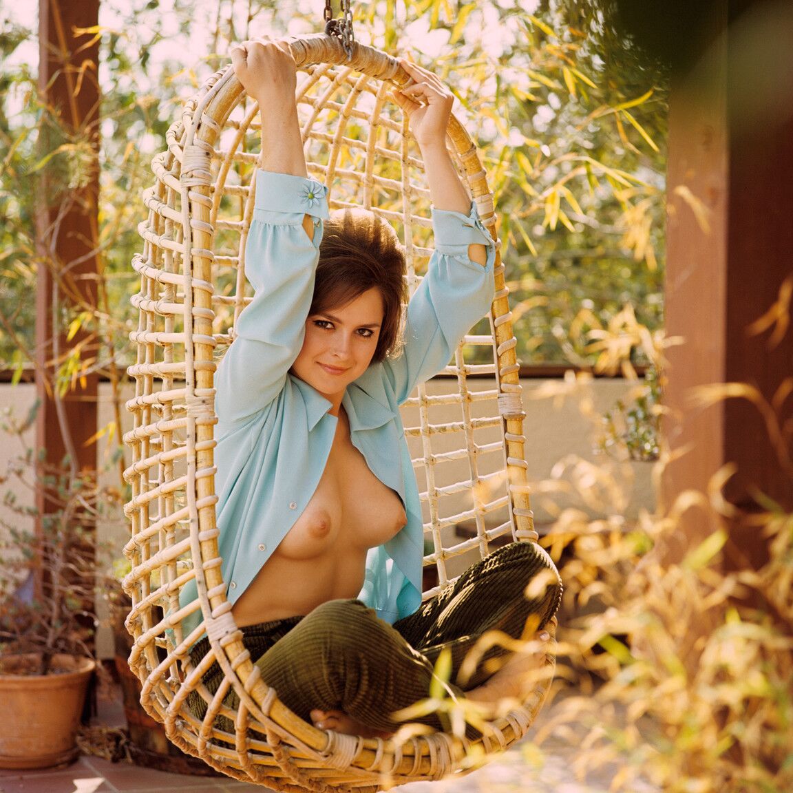 11P La linda modelo playboy Dru Hart muestra sus impresionantes tetas en una caliente escena en solitario